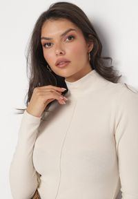 Born2be - Jasnobeżowy Sweter Golf o Dopasowanym Kroju Ryler. Okazja: na co dzień. Typ kołnierza: golf. Kolor: beżowy. Długość: długie. Wzór: aplikacja. Materiał: jeans, materiał. Długość rękawa: długi rękaw. Sezon: zima. Styl: klasyczny, casual #5