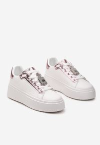 Born2be - Biało-Różowe Sneakersy z Metaliczną Ozdobą z Cyrkoniami przy Sznurówkach Awenttes. Okazja: na co dzień. Kolor: biały. Wzór: aplikacja #4