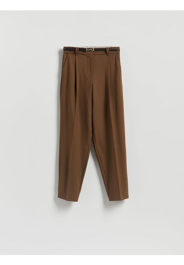 Reserved - Spodnie cygaretki z paskiem - warm olive. Materiał: tkanina, wiskoza