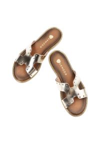 Złote Klapki Armodo Wygodne Obuwie Damskie. Okazja: na co dzień. Kolor: złoty. Materiał: materiał. Sezon: lato. Obcas: na obcasie. Styl: casual, elegancki #3