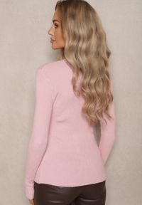 Renee - Jasnoróżowy Prążkowany Sweter z Bawełną i Guzikami Mirisia. Kolor: różowy. Materiał: bawełna, prążkowany. Sezon: zima #3