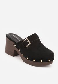 Renee - Czarne Klapki Chodaki na Słupku z Cholewką z Nitami i Paskiem z Klamerką Jinnor. Kolor: czarny. Materiał: zamsz. Wzór: ażurowy, haft. Sezon: lato. Obcas: na słupku. Styl: boho, rockowy. Wysokość obcasa: średni #6