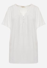 Renee - Biała Bluzka z Haftowanym Dekoltem i Krótkimi Rękawami Junelia. Kolor: biały. Długość rękawa: krótki rękaw. Długość: krótkie. Wzór: haft. Sezon: wiosna, lato #6