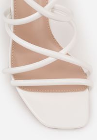 Renee - Białe Sandały na Klepsydrowej Szpilce z Geometrycznymi Paskami Molthise. Zapięcie: pasek. Kolor: biały. Wzór: geometria. Obcas: na szpilce. Styl: glamour, wizytowy #6