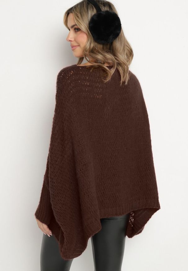 Born2be - Brązowy Luźny Sweter w Stylu Ponczo Kossela. Okazja: na co dzień. Typ kołnierza: dekolt w łódkę. Kolor: brązowy. Materiał: jeans. Styl: wizytowy, casual