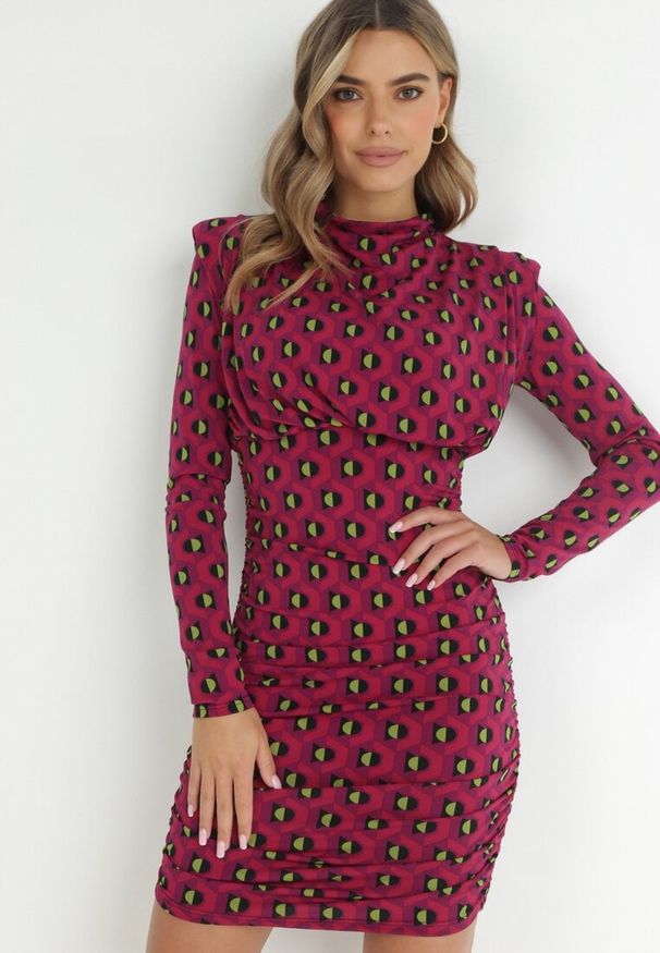 Born2be - Fuksjowa Sukienka Dopasowana w Geometryczny Wzór Bozi. Okazja: na co dzień. Kolor: różowy. Długość rękawa: długi rękaw. Wzór: geometria. Typ sukienki: proste. Styl: elegancki, casual