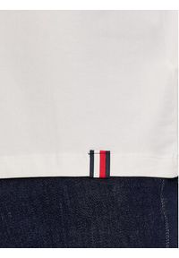 TOMMY HILFIGER - Tommy Hilfiger T-Shirt Graphic MW0MW32641 Biały Regular Fit. Kolor: biały. Materiał: bawełna #5