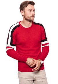 Wrangler - MĘSKI SWETER WRANGLER RETRO CREW SALSA RED W8635P3WN. Kolor: czerwony. Materiał: wełna. Styl: retro #3