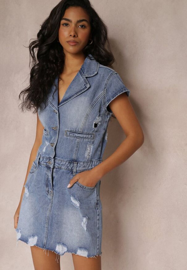 Renee - Niebieska Sukienka Mini z Jeansu z Dziurami i Dużym Kołnierzem Victori. Kolor: niebieski. Materiał: jeans. Długość rękawa: krótki rękaw. Sezon: wiosna, lato. Długość: mini