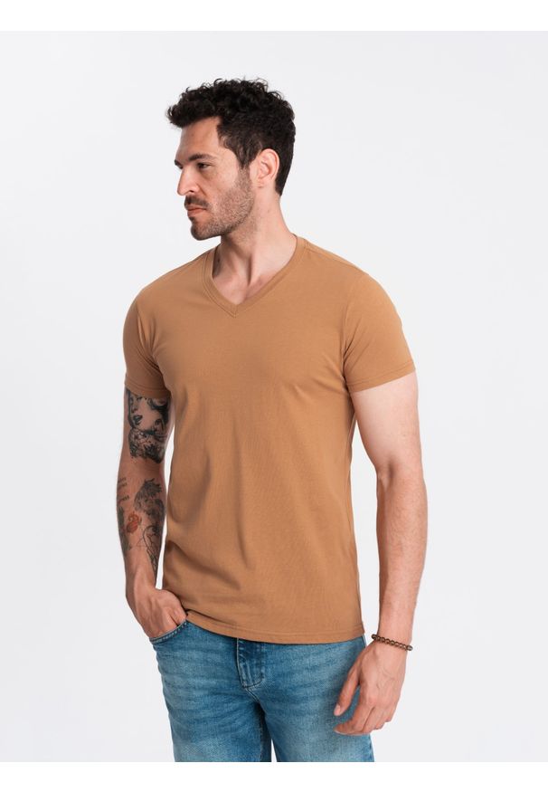 Ombre Clothing - Męska klasyczna bawełniana koszulka z dekoltem w serek BASIC – brązowa V9. Typ kołnierza: dekolt w serek. Kolor: brązowy. Materiał: bawełna. Wzór: ze splotem, jednolity. Styl: klasyczny