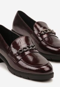 Born2be - Bordowe Lakierowane Mokasyny z Łańcuszkiem Arnarie. Okazja: na co dzień. Kolor: czerwony. Materiał: lakier. Styl: klasyczny, casual #4