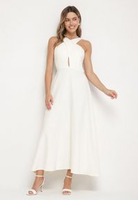 Born2be - Żółta Rozkloszowana Sukienka z Wiskozą i Dekoltem Typu Halter Dolienna. Typ kołnierza: dekolt halter. Kolor: żółty. Materiał: wiskoza. Typ sukienki: rozkloszowane. Styl: elegancki