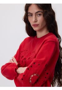 Reserved - Sweter z ażurowym motywem - czerwony. Kolor: czerwony. Materiał: dzianina, bawełna. Wzór: ażurowy #1
