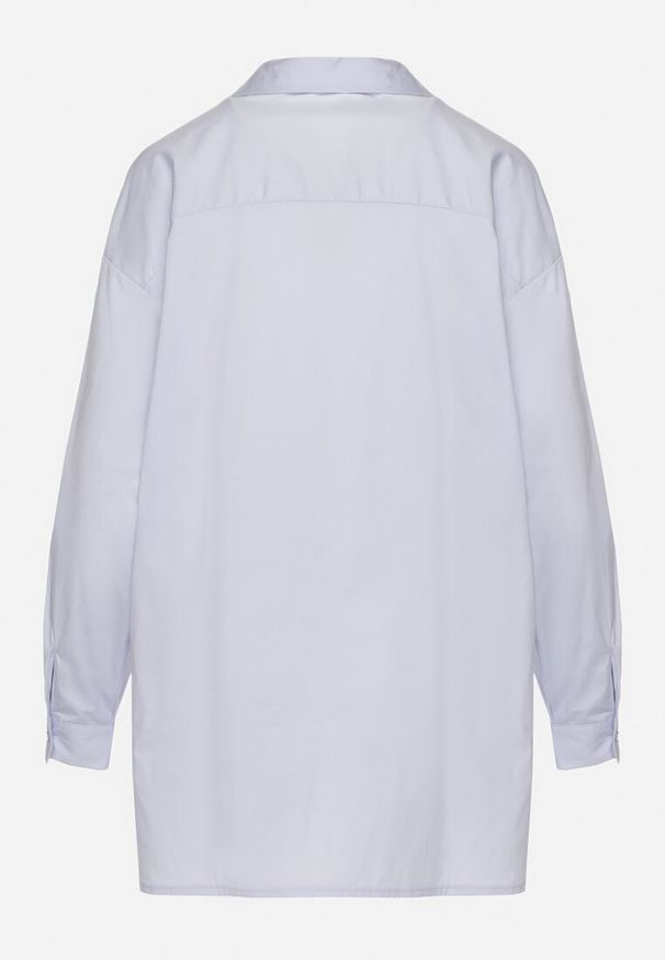 Born2be - Jasnoniebieska Bawełniana Koszula o Kroju Oversize Zdobiona Ażurowymi Wstawkami Vovelle. Okazja: na co dzień. Typ kołnierza: kołnierzyk klasyczny. Kolor: niebieski. Materiał: bawełna. Długość rękawa: długi rękaw. Długość: długie. Wzór: aplikacja, ażurowy. Styl: klasyczny, casual, elegancki