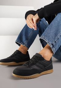 Born2be - Czarne Sneakersy w Stylu Tenisówek Ozdobione Geometrycznym Wzorem Fesilia. Okazja: na co dzień. Kolor: czarny. Materiał: jeans. Wzór: aplikacja, geometria