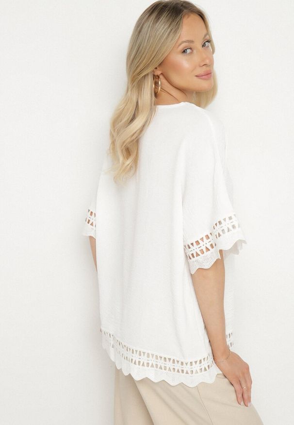 Born2be - Biała Bluzka z Ażurowymi Wstawkami Vozenia. Okazja: na co dzień. Kolor: biały. Materiał: jeans. Wzór: ażurowy. Styl: elegancki, klasyczny, casual