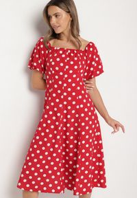Born2be - Czerwona Rozkloszowana Sukienka Vices w Grochy z Dekoltem Typu Hiszpanka Zimina. Okazja: na co dzień. Typ kołnierza: dekolt hiszpanka. Kolor: czerwony. Materiał: skóra, materiał. Wzór: grochy. Typ sukienki: proste. Styl: klasyczny, casual #3