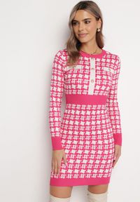 Born2be - Różowa Sweterkowa Sukienka z Guzikami Bileldeme. Kolor: różowy. Wzór: aplikacja. Długość: mini