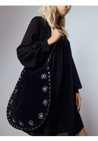 Reserved - Torebka na ramię z ćwiekami - czarny. Kolor: czarny. Materiał: zamszowe. Rodzaj torebki: na ramię #1