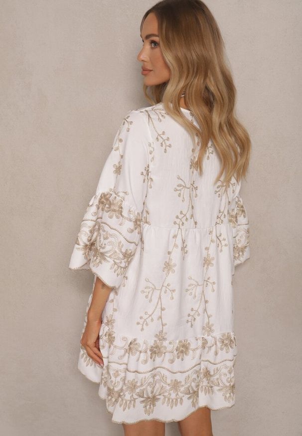 Renee - Biała Sukienka Oversize w Stylu Boho z Wiskozą Zdobiona Haftem Zenhiria. Okazja: na co dzień. Typ kołnierza: dekolt w kształcie V. Kolor: biały. Materiał: wiskoza. Wzór: haft, aplikacja. Typ sukienki: oversize. Styl: boho