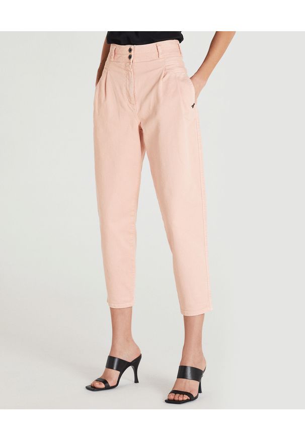 Patrizia Pepe - PATRIZIA PEPE - Różowe jeansy z wysokim stanem. Stan: podwyższony. Kolor: różowy, wielokolorowy, fioletowy. Długość: do kostek. Sezon: lato, wiosna