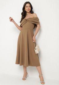 Born2be - Brązowa Rozkloszowana Sukienka z Odsłoniętymi Ramionami i Drapowaniem Odilene. Okazja: na imprezę. Kolor: brązowy. Sezon: lato. Typ sukienki: z odkrytymi ramionami. Styl: elegancki #2