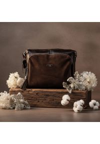 Zamszowa listonoszka ze skóry naturalnej SHE 689 czekolada. Materiał: skórzane. Styl: casual, elegancki. Rodzaj torebki: na ramię #1
