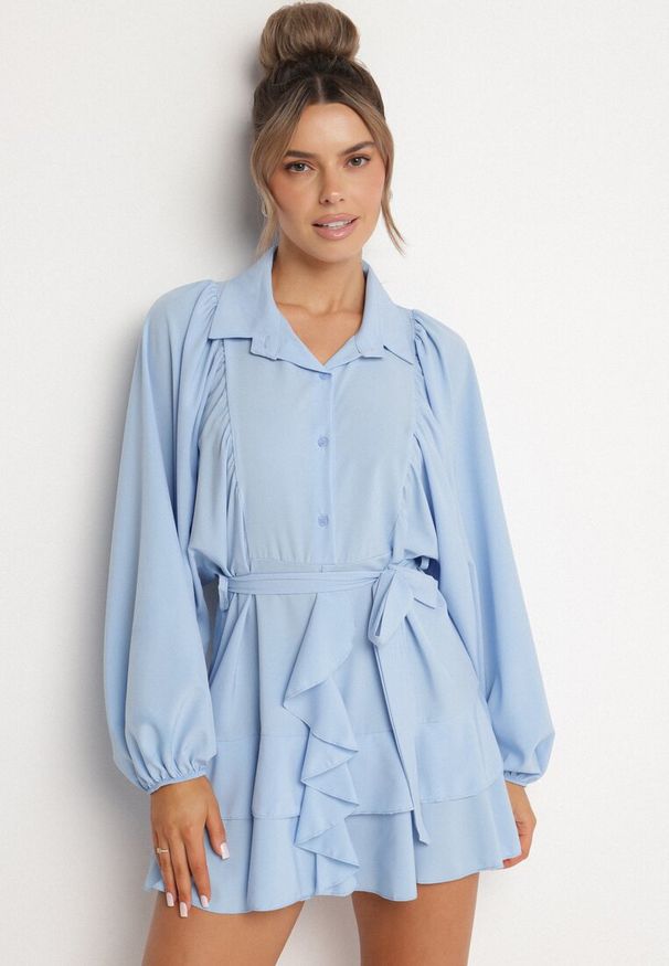 Born2be - Jasnoniebieska Sukienka Ozdobiona Paskiem i Falbanami Divilena. Okazja: na co dzień. Kolor: niebieski. Materiał: jeans. Wzór: aplikacja. Styl: casual, elegancki