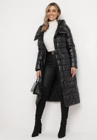 Born2be - Czarna Kurtka za Kolano z Wiązanym Paskiem i Kapturem Chlyrie. Kolor: czarny. Materiał: materiał. Długość: długie. Sezon: zima, jesień #3