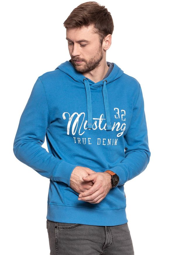 Mustang - MUSTANG BLUZA Logoprint Hoodie DEEP WATER 1007259 5392. Typ kołnierza: kaptur. Wzór: nadruk