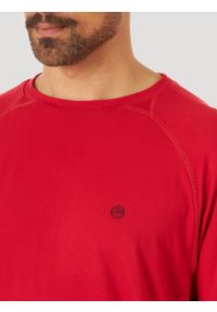 Wrangler - WRANGLER SS PERFORMANCE TEE MĘSKI T-SHIRT KOSZULKA LOGO HAUTE RED WA7BDUR18. Materiał: tkanina, poliester, elastan, materiał. Długość rękawa: krótki rękaw. Długość: krótkie