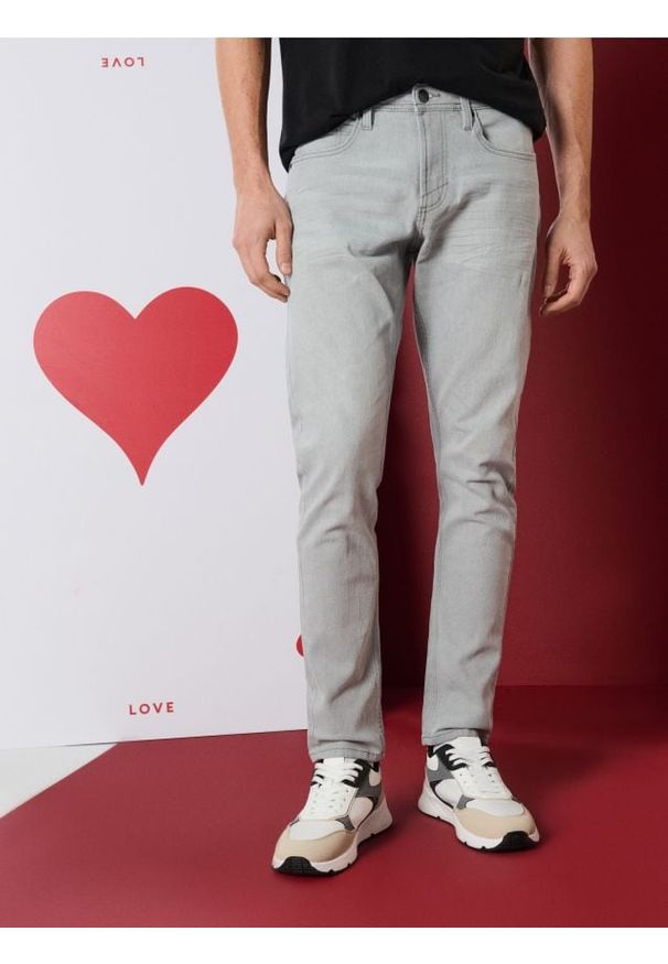 Sinsay - Jeansy slim z efektem sprania - kremowy. Kolor: kremowy