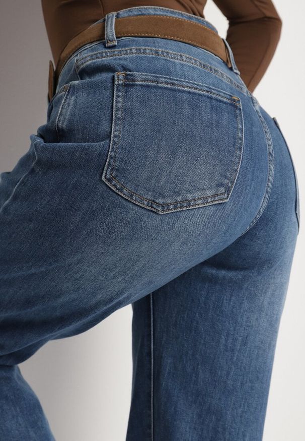 Born2be - Niebieskie Jeansy o Kroju Mom Fit z Regularnym Stanem Rilarisse. Okazja: na co dzień. Kolor: niebieski. Styl: casual