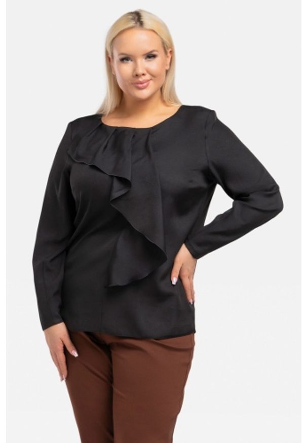 KARKO - Bluzka wieczorowa elegancka z żabotem DINA czarna. Okazja: na spotkanie biznesowe, na co dzień. Typ kołnierza: z żabotem. Kolekcja: plus size. Kolor: czarny. Materiał: jeans, tkanina, poliester, elastan. Długość rękawa: długi rękaw. Długość: długie. Styl: elegancki, wizytowy