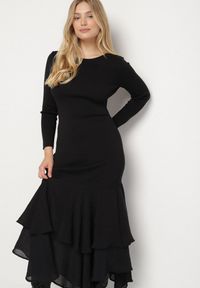 Born2be - Czarna Sukienka z Wiskozą o Dopasowanym Kroju z Falbanami u Dołu Vebmara. Okazja: na randkę. Kolor: czarny. Materiał: wiskoza. Typ sukienki: dopasowane. Styl: elegancki #4