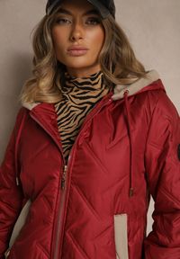 Renee - Czerwona Kurtka z Pikowanymi Przeszyciami Kontrastowymi Wstawkami i Kapturem Tulirea. Okazja: na co dzień. Typ kołnierza: kaptur. Kolor: czerwony. Materiał: jeans. Styl: casual, elegancki #4
