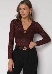 Born2be - Bordowa Koronkowa Bluzka z Długim Rękawem i Dekoltem w Serek Senafera. Typ kołnierza: dekolt w serek. Kolor: czerwony. Materiał: koronka. Długość rękawa: długi rękaw. Długość: długie. Styl: klasyczny, elegancki #1