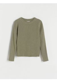 Reserved - Sweter w prążki - oliwkowy. Kolor: oliwkowy. Materiał: dzianina, wiskoza. Wzór: prążki