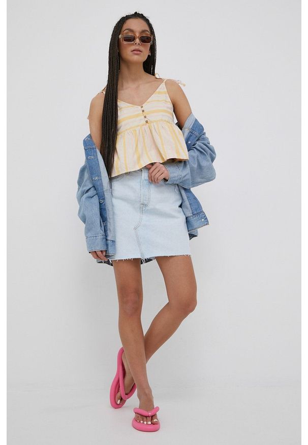 Levi's® - Levi's spódnica jeansowa mini rozkloszowana. Okazja: na spotkanie biznesowe. Stan: podwyższony. Kolor: niebieski. Materiał: jeans. Styl: biznesowy