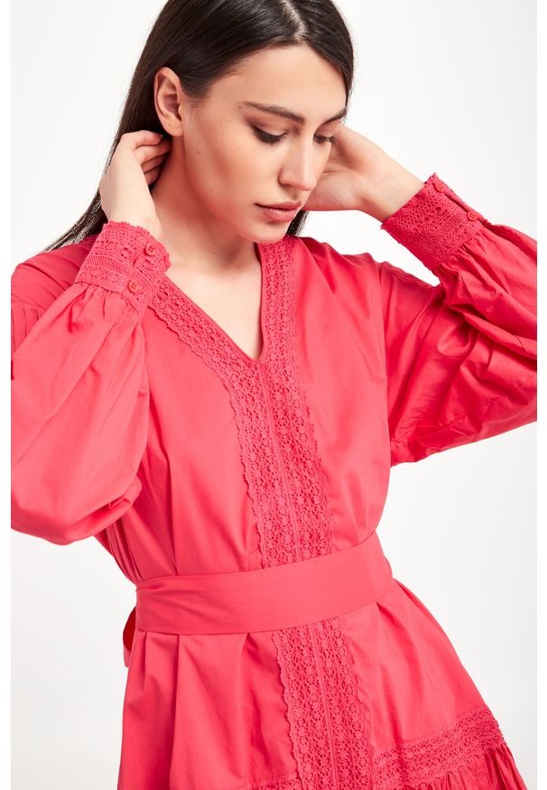 Twinset Milano - Sukienka TWINSET. Materiał: koronka. Długość rękawa: długi rękaw. Wzór: koronka