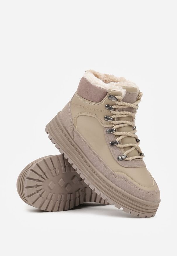 Renee - Ciemnobeżowe Sneakersy w Stylu Traperów na Platformie Ewedora. Okazja: na co dzień. Kolor: beżowy. Materiał: jeans. Obcas: na platformie