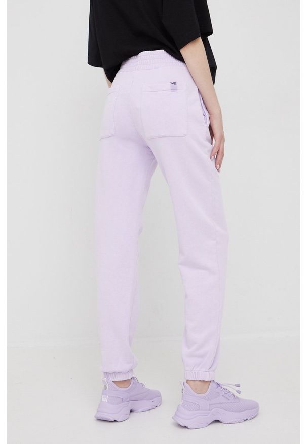 United Colors of Benetton spodnie dresowe damskie kolor fioletowy gładkie. Stan: podwyższony. Kolor: fioletowy. Materiał: dresówka. Wzór: gładki