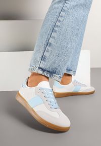 Renee - Biało-Niebieskie Sneakersy Tenisówki w Kultowym Stylu Neolithaen. Okazja: na co dzień. Zapięcie: sznurówki. Kolor: biały. Materiał: jeans