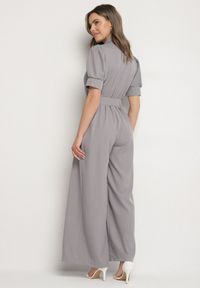 Born2be - Szary Taliowany Kombinezon z Ozdobną Klamrą Filateia. Kolor: szary. Styl: elegancki #7