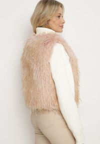 Born2be - Ciemnobeżowa Kamizelka Futrzana Bez Zapięć Loreti. Okazja: na co dzień. Kolor: beżowy. Materiał: futro. Styl: casual, elegancki #4