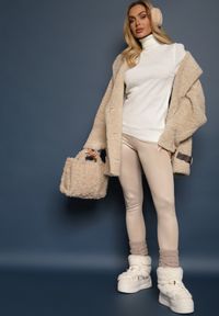 Renee - Jasnobeżowy Klasyczny Golf ze Ściągaczami przy Rękawach Felinia. Typ kołnierza: golf. Kolor: beżowy. Materiał: jeans. Długość rękawa: długi rękaw. Długość: długie. Wzór: aplikacja, bez wzorów. Styl: klasyczny