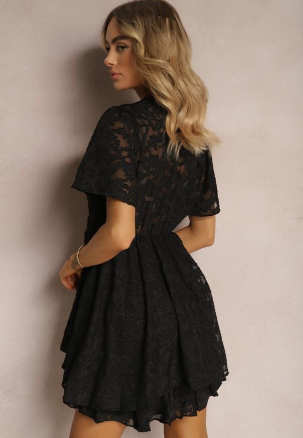 Renee - Czarna Rozkloszowana Sukienka z Dekoltem Zapinanym na Napy Tarae. Okazja: na co dzień. Kolor: czarny. Styl: elegancki, casual