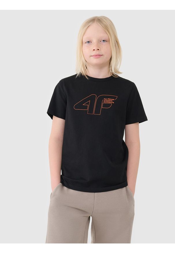4f - 4F T-shirt regular z nadrukiem chłopięcy - czarny 128 (7-8 lat). Okazja: na co dzień. Kolor: czarny. Materiał: jersey, dzianina, bawełna. Długość rękawa: krótki rękaw. Długość: krótkie. Wzór: nadruk. Sezon: lato. Styl: casual, klasyczny, sportowy