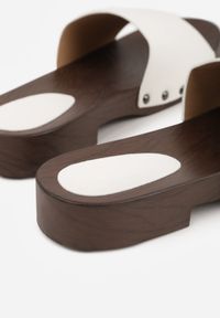 Born2be - Białe Klapki w Klasycznym Stylu z Nitami Talove. Okazja: na co dzień. Kolor: biały. Styl: klasyczny #7