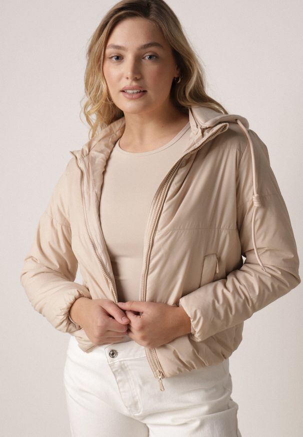 Born2be - Ciemnobeżowa Kurtka Pikowana z Materiałowym Kapturem Odpinanym Jasilea. Okazja: na co dzień. Kolor: beżowy. Materiał: materiał. Styl: casual